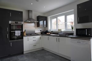 Una cocina o cocineta en Rare find - new build 3 bedroom house near Cheshire Oaks