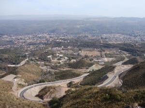 Vue aérienne d'une route sinueuse sur une colline dans l'établissement CABAÑA MI PAZZ camino al cuadrado, à Córdoba