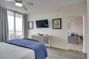 Ліжко або ліжка в номері Beachfront Biloxi Condo Balcony and Community Perks