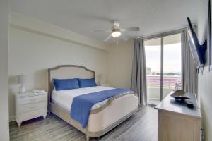 Ліжко або ліжка в номері Beachfront Biloxi Condo Balcony and Community Perks