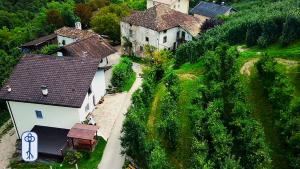 eine Luftansicht eines Dorfes mit Häusern auf einem Hügel in der Unterkunft Casa Vacanze Antico Eremo, tra natura e tradizione in Campodenno