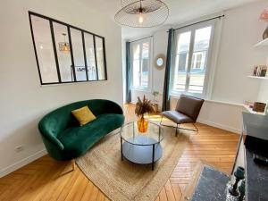 sala de estar con sofá verde y mesa de cristal en Le Saint-André, Gare de Rouen, en Rouen