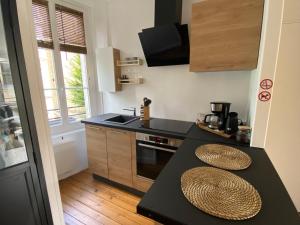 una cocina con una encimera con dos sombreros de paja en Le Saint-André, Gare de Rouen, en Rouen