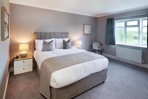 Un dormitorio con una cama grande y una ventana en The Riverside, en Salisbury