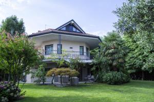 ein weißes Haus mit einem Balkon im Hof in der Unterkunft Like Home Boutique Hotel in Azzano San Paolo