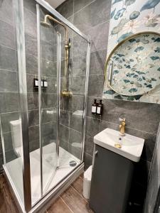 La salle de bains est pourvue d'une douche et d'un lavabo. dans l'établissement Kyoto Rooms Winchester, à Winchester