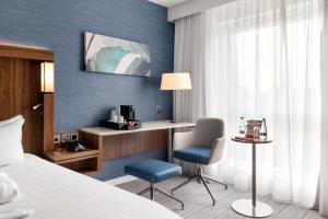 ein Hotelzimmer mit einem Bett, einem Schreibtisch und einem Stuhl in der Unterkunft Courtyard by Marriott Glasgow Airport in Paisley