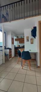 een keuken met een tafel en stoelen in een kamer bij Gemme Fiorentine Apartments in front of the train station 5 minutes from the centre Free parking in Florence