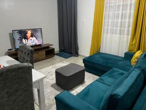 TV i/ili multimedijalni sistem u objektu Serene cozy homes Kericho