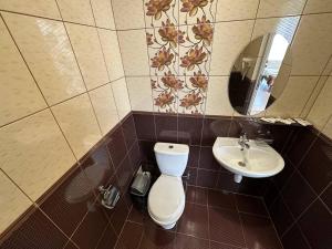 uma casa de banho com um WC e um lavatório em Готель Цісар em Lviv