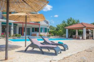 Басейн в Luxury villa with a swimming pool Vrpolje, Sibenik - 21843 або поблизу