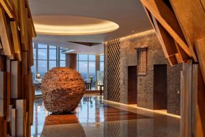 um lobby com uma grande escultura no meio de um edifício em Park Hyatt Guangzhou em Guangzhou