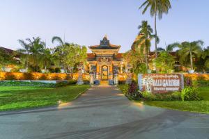 een gebouw met een bord voor een oprit bij Bali Garden Beach Resort in Kuta