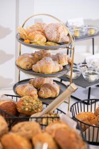 een weergave van brood en gebak op drie lagen bij Villa Rein Boutiquehotel in Bad Reichenhall