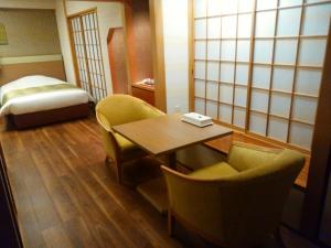 Posteľ alebo postele v izbe v ubytovaní JR Hotel Clement Tokushima