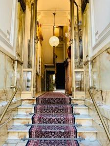 un couloir avec des escaliers dans un bâtiment dans l'établissement Hotel Rubenshof, à Anvers