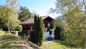 uma casa com um banco à frente em Freude am Berg em Malix