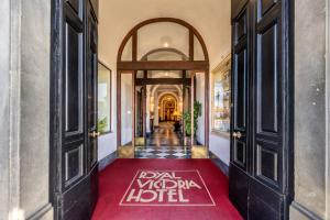 Сертификат, награда, табела или друг документ на показ в Royal Victoria Hotel