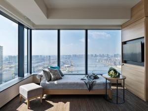 A bed or beds in a room at Mitsui Garden Hotel Toyosu Premier - Tokyo