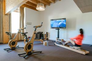 uma mulher num ginásio com três bicicletas de exercício em Big Sky Hotel & Spa em Chamonix-Mont-Blanc