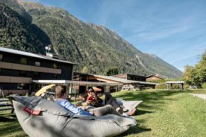 um grupo de pessoas sentadas em uma inflação grande em Big Sky Hotel & Spa em Chamonix-Mont-Blanc