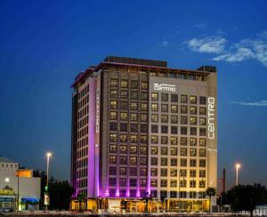 un edificio con una luz púrpura en su lateral en Centro Corniche Al Khobar by Rotana, en Al Khobar