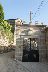 una chiesa con una porta con una croce sopra di Quinta Flor de Lis, Gerês a Vieira do Minho