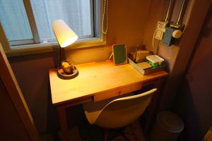 un bureau en bois avec une lampe et une chaise dans l'établissement La Union - Vacation STAY 99795v, à Fukushima