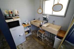 La petite salle de bains est pourvue d'un lavabo et d'un miroir. dans l'établissement La Union - Vacation STAY 99795v, à Fukushima