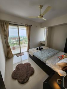 Cama ou camas em um quarto em Trinity Stays Nashik - Mountain view apartment close to Sula