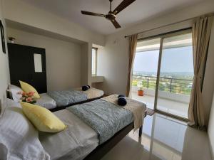 Cama ou camas em um quarto em Trinity Stays Nashik - Mountain view apartment close to Sula