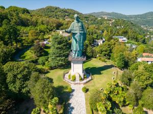 uma vista aérea da estátua da liberdade em Villa San Carlo em Arona