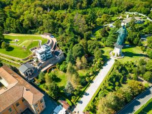 uma vista aérea da estátua da liberdade em Villa San Carlo em Arona