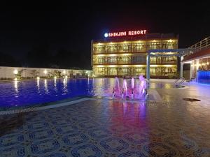 un hotel con una fontana di fronte a un edificio di Shinjini Resort a Mandarmoni