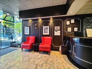 Гостиная зона в Divya Sutra Suites on Robson Downtown Vancouver