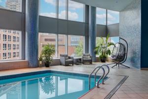 JW Marriott Grand Rapids में या उसके करीब स्विमिंग पूल