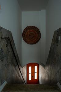 una escalera con una puerta roja y un techo en espiral en Tavira Nomad Guesthouse, en Tavira