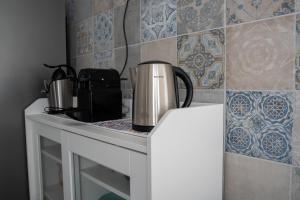 una encimera de cocina con 2 cafeteras. en Tavira Nomad Guesthouse, en Tavira