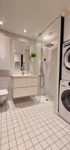 bagno con lavandino e lavatrice di Modern, fully equipped flat a Copenaghen