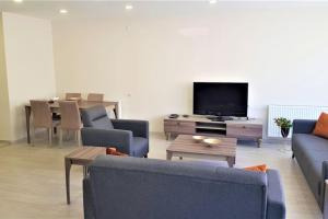 10 Central Location, Close To Beaches And Anywhere في أنطاليا: غرفة معيشة مع كنب وتلفزيون وطاولة