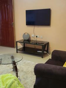 TV/trung tâm giải trí tại G&G Executive Homes Pipeline Nakuru