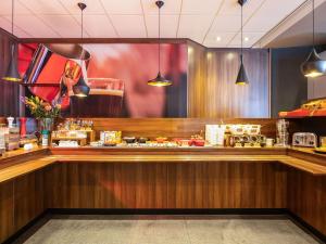 un bar in un ristorante con bancone di ibis Gent Centrum Opera a Gand