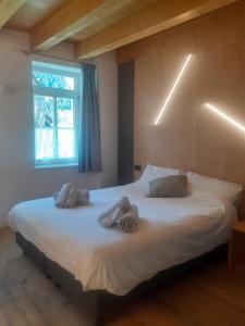 a bedroom with a large bed with towels on it at Appartamento Vale e Schena Cortina D'Ampezzo in San Vito di Cadore