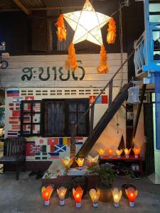 un bâtiment avec un bouquet de bougies allumées dans l'établissement Khonesavane Hostel, à Luang Prabang