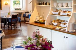 een keuken met een aanrecht met brood en een tafel bij Inselhotel Arfsten in Wyk auf Föhr