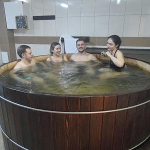 een groep mensen in een hot tub bij VILA URSU din SOVATA BAI -ALL INCLUSIVE- & SPA in Sovata