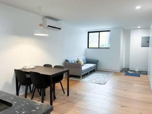 布鲁克林New Cozy Modern Minimalist Stay in Brooklyn at Rem-Casa的客厅配有桌子和沙发