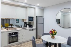 Kuhinja ili čajna kuhinja u objektu Meriton Suites Bondi Junction