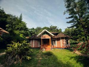 Um jardim em Mahout Resort Wayanad - An Experiential Jungle Stay with Waterfall