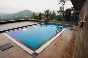 Baseinas apgyvendinimo įstaigoje Leaves Resort Vythiri Wayanad arba netoliese